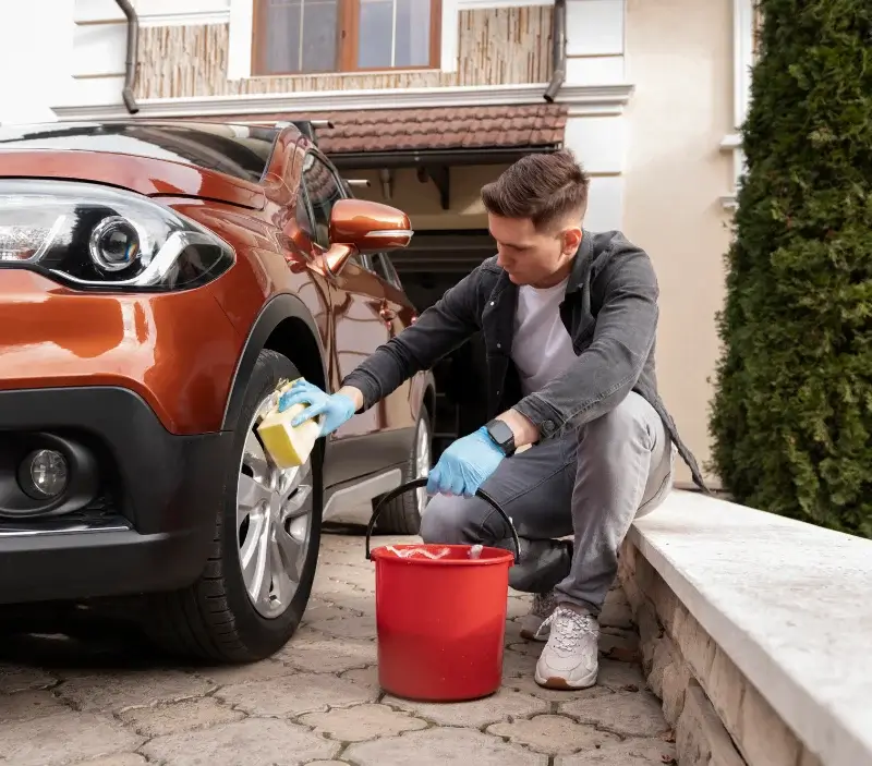 Lavage auto à domicile Le Pouliguen : professionnel intervenant sur un véhicule